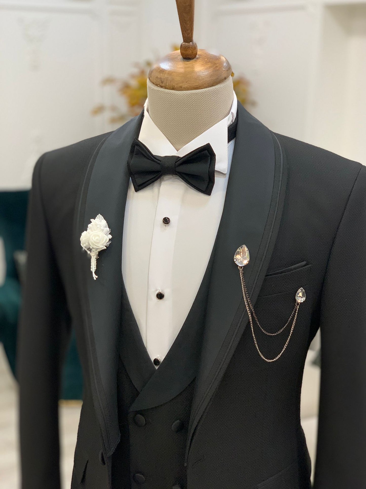 Caesar Black Slim Fit Shawl Lapel Tuxedo for the Modern Gentleman