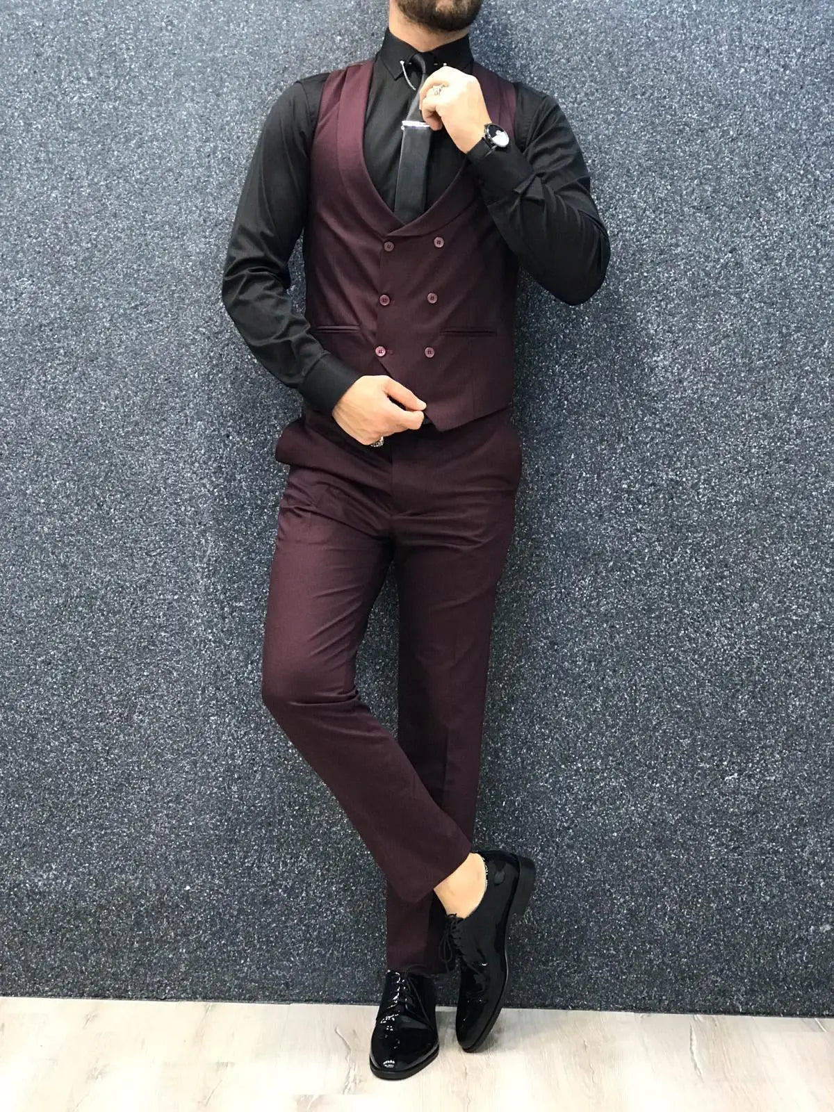 Wanker Burgundy Slim Fit Wool Suit: Elegance Redefined brabion